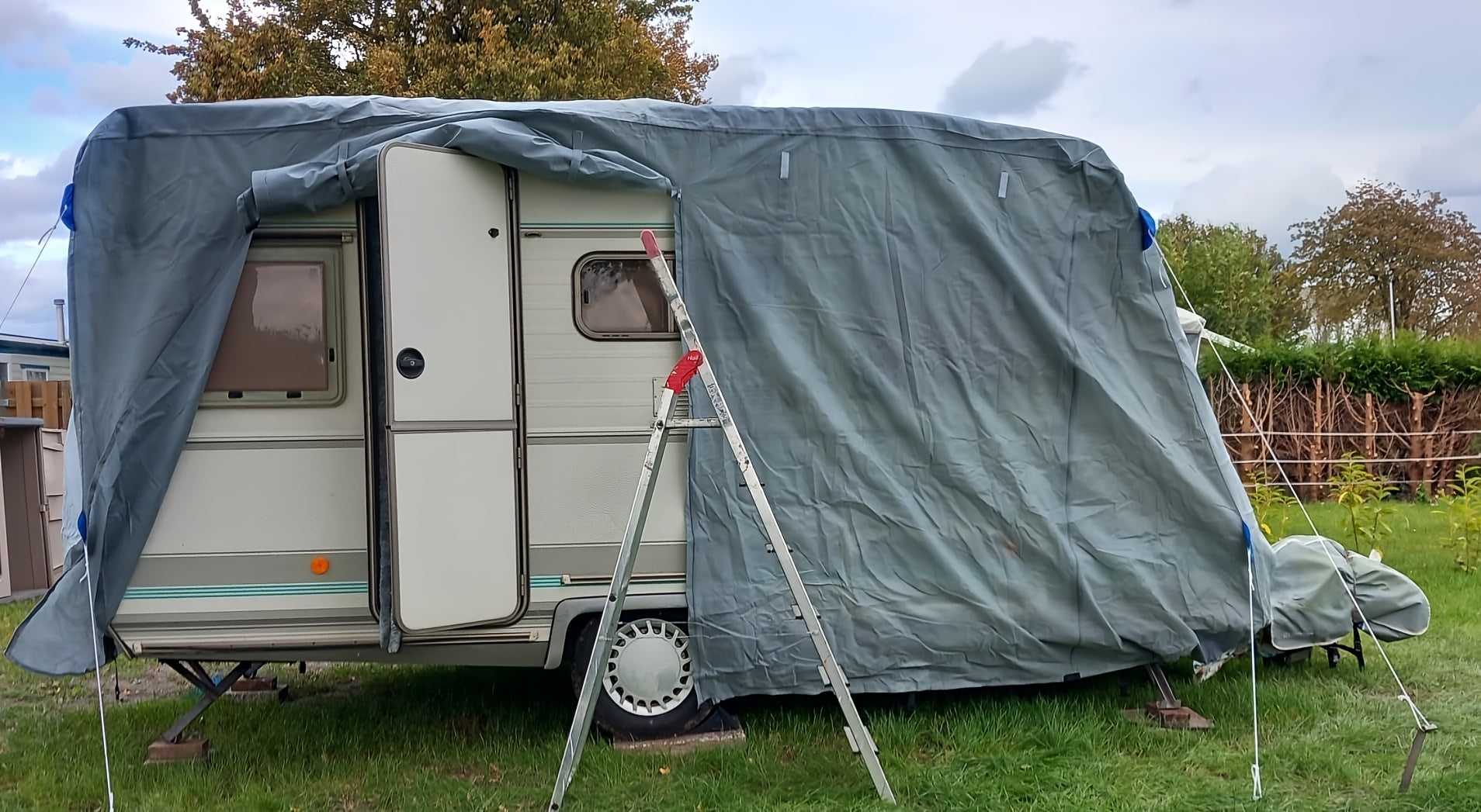 Premium Caravan Tarpaulin, Weatherproof Caravan Cover, Caravan Tarpaulin with UV Protection, | Protection Against Dust and Moisture | Water-Repellent and Breathable | Durable, Caravan Cover with Storage Bag, 550 x 250 x 220cm